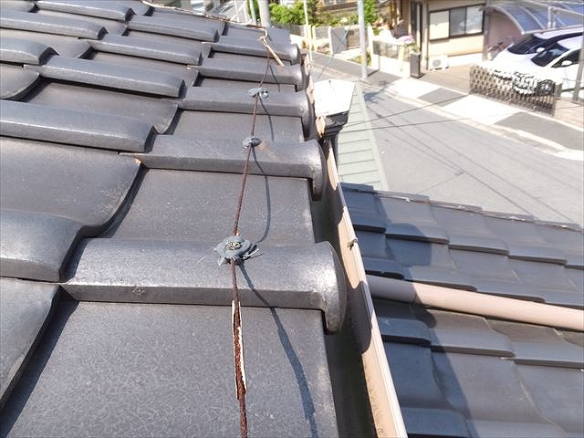 瓦を緊結する番線がサビて劣化している